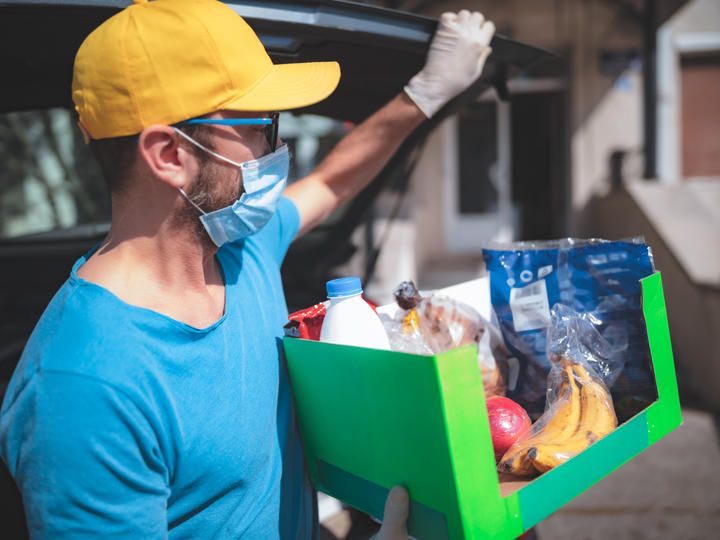 Volunteer delivering food